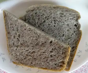 黒ゴマと黒砂糖の食パン